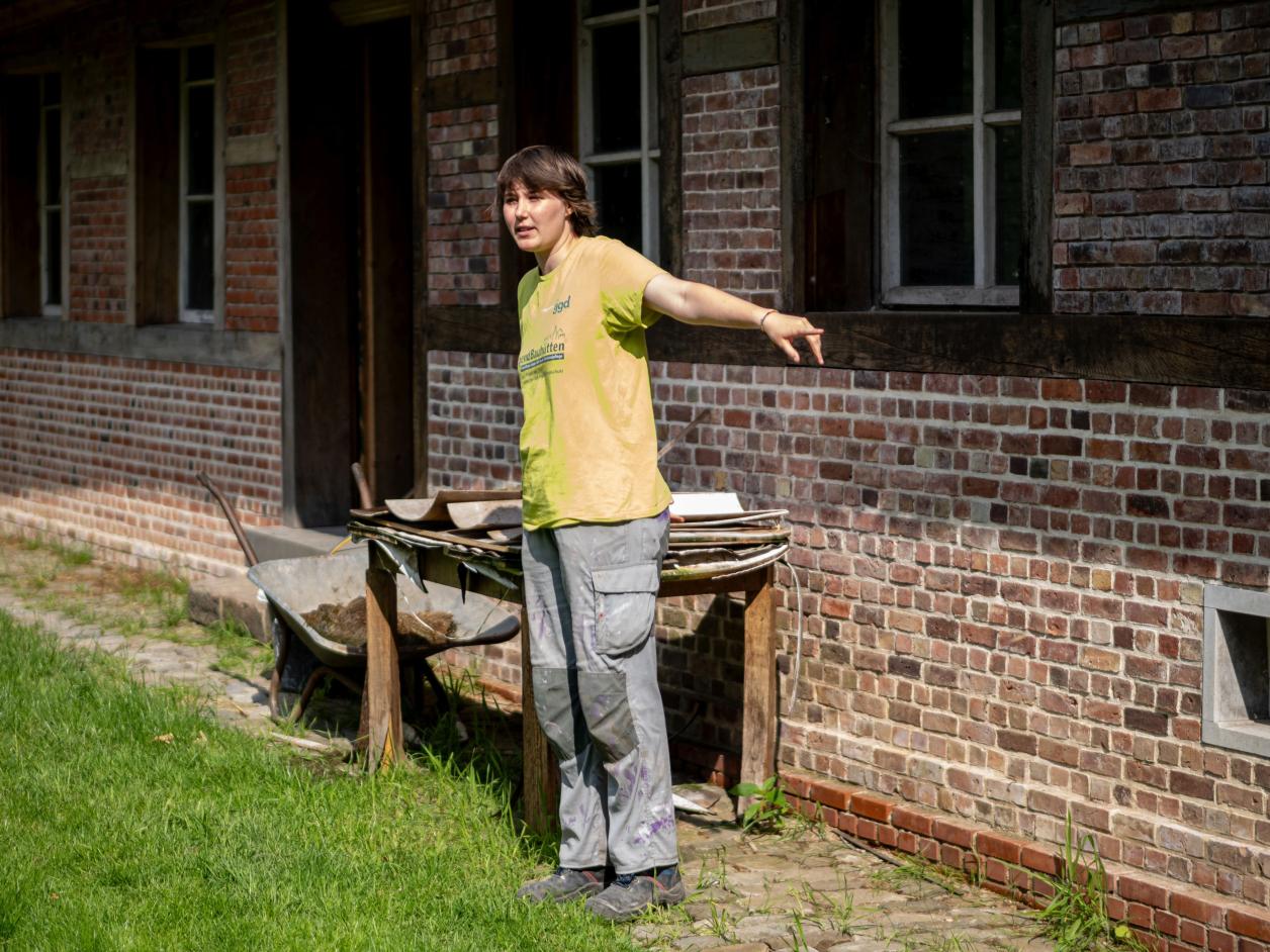 Besichtigung Hufnerhaus, Foto: Heinz Brossolat