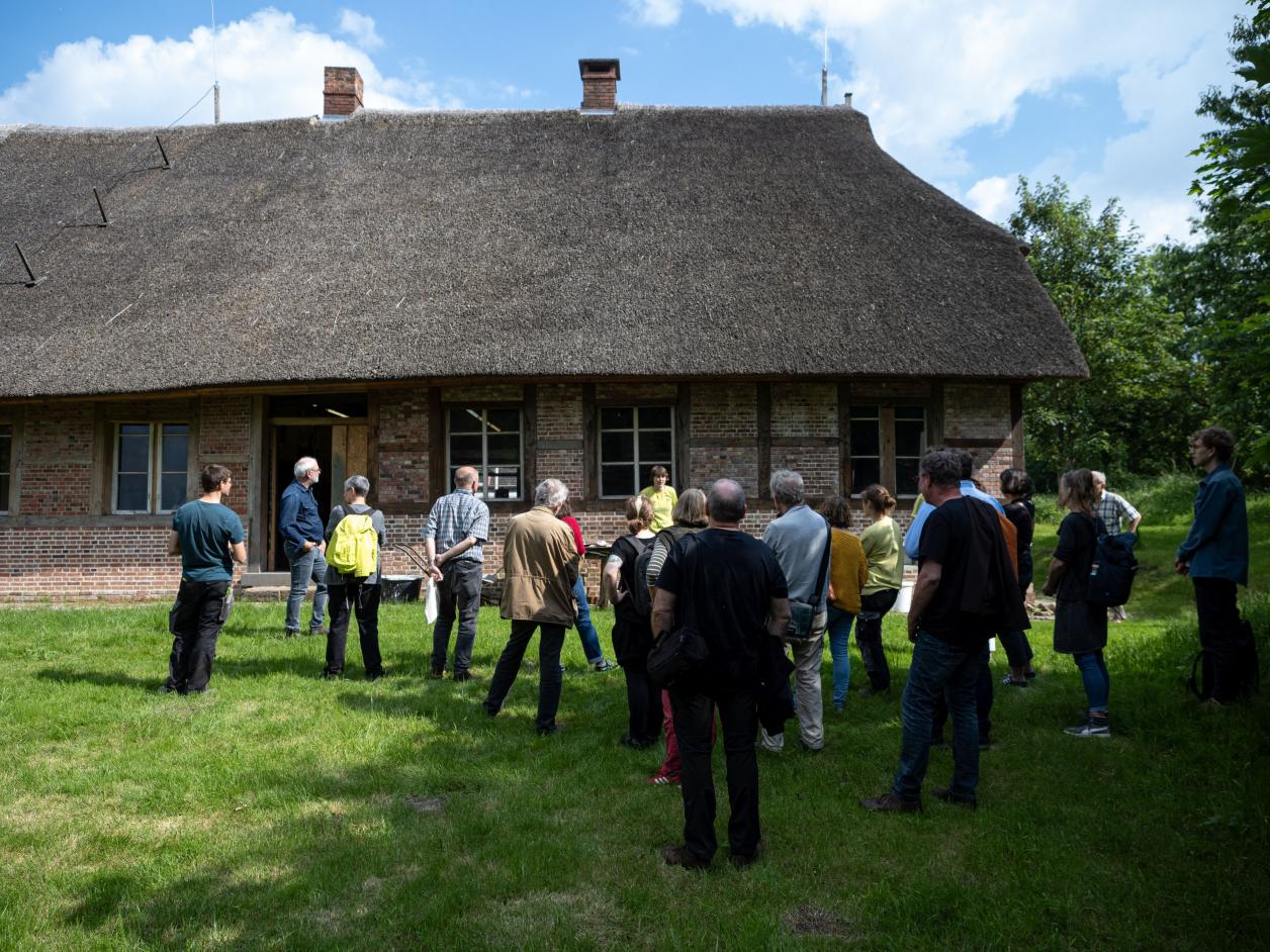 Besichtigung Hufnerhaus, Foto: Heinz Brossolat