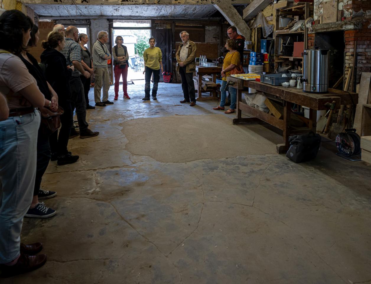 Besichtigung Hufnerhaus, Foto: Heinz Brossolat