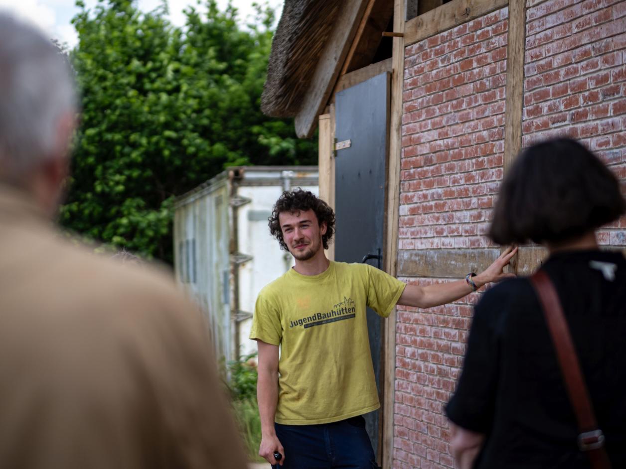 Besichtigung Hufnerhaus, Foto: Heinz Brossolat