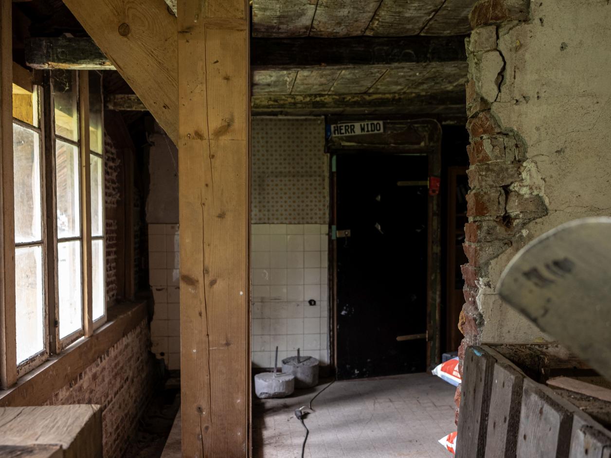 Besichtigung Hufnerhaus, Foto: Heinz Brossolat