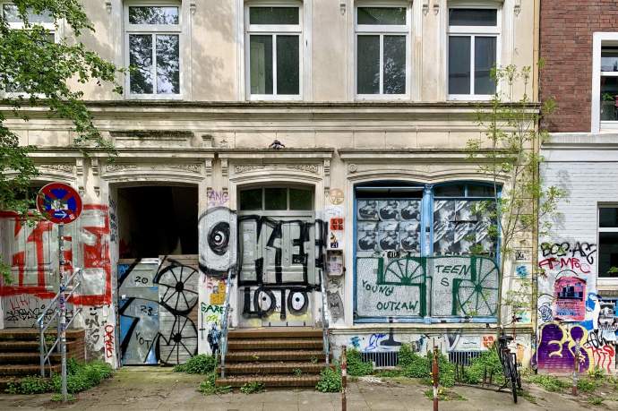 Stadtgeschichte im Karolinenviertel verfällt