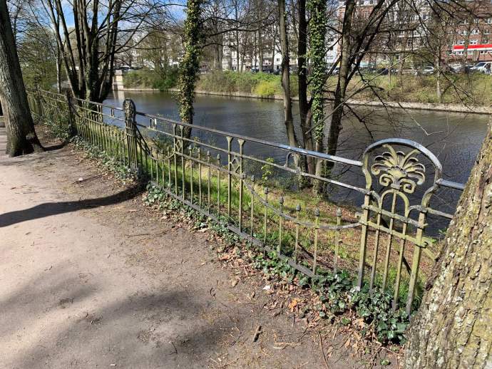 13.652 Menschen wollen verrotteten Zaun nahe der Alster retten